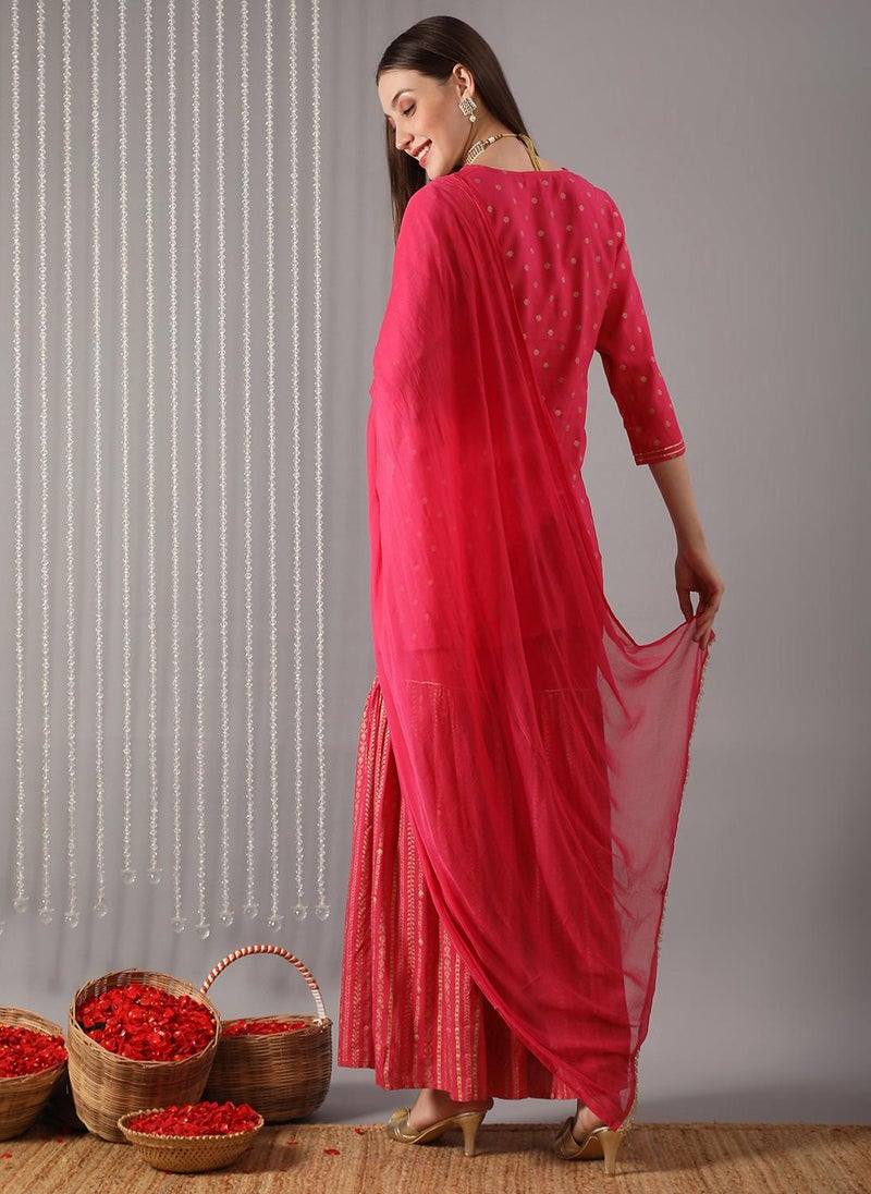 جلو باص طقم كورتا نسائي مطرز باللون الوردي بياقة على شكل حرف  وطبعة ذهبية مع شالار ودوباتا للمناسبات - Image 4